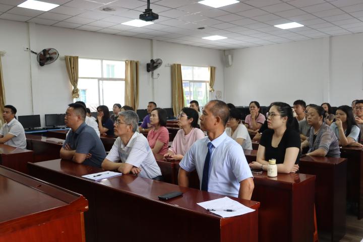 党建动态 | 养正师生观看大阅兵直播并听讲座